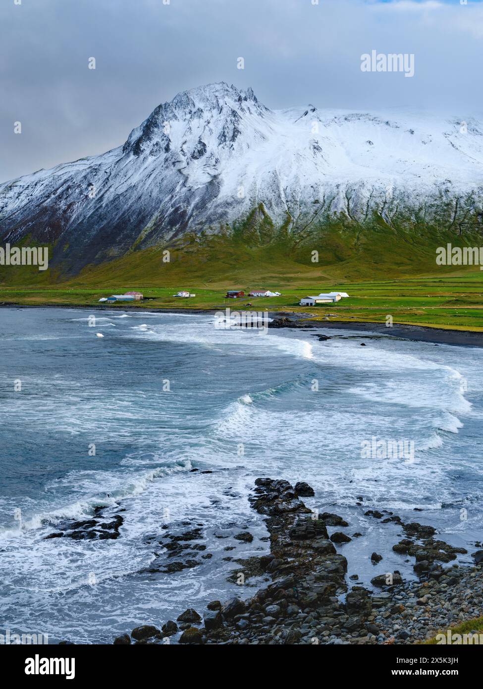 Paesaggio nell'Arneshreppur a Bay Trekyllisvik vicino alle fattorie chiamate Melar. Lo Strandir nei Westfjords (Vestfirdir) in Islanda durante l'autunno. Foto Stock