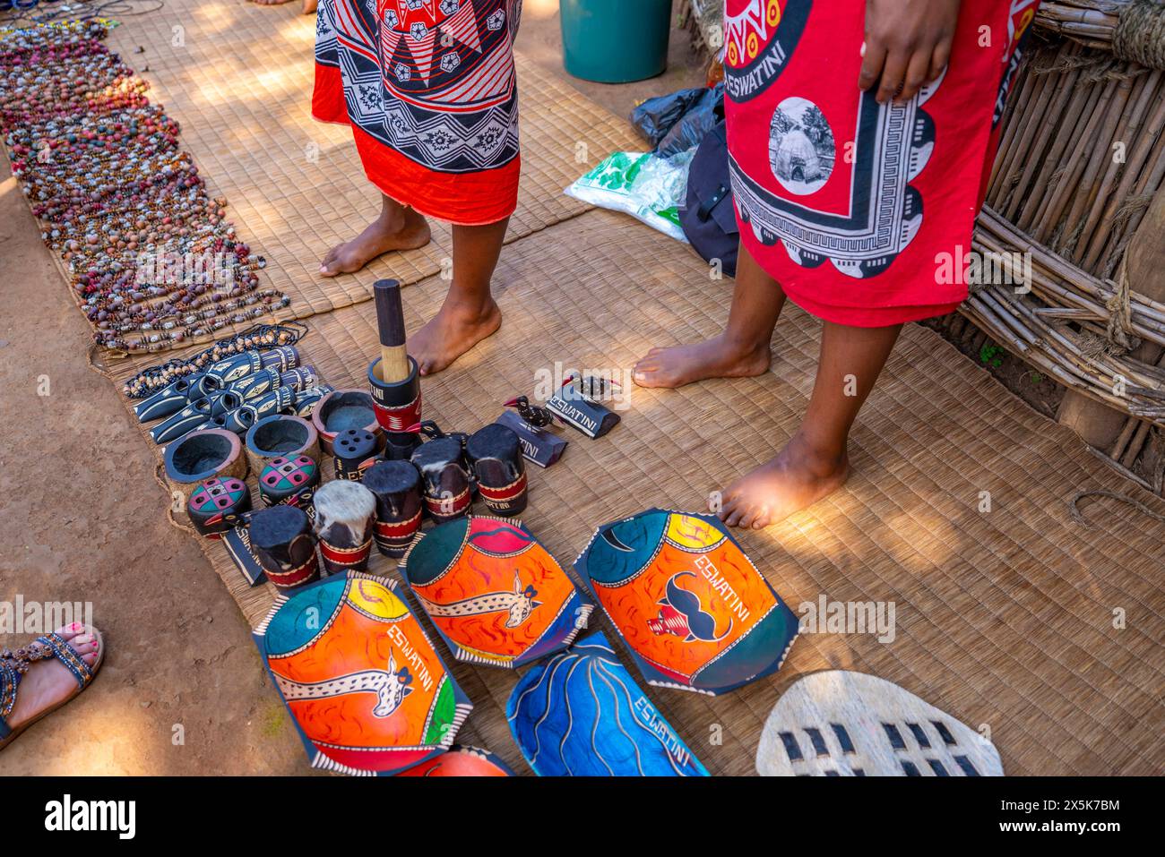 Vista di souvenir artigianali nel villaggio culturale di Mantenga, un tradizionale insediamento Eswatini, Malkerns, Eswatini, Africa Copyright: FrankxFell 844-33 Foto Stock