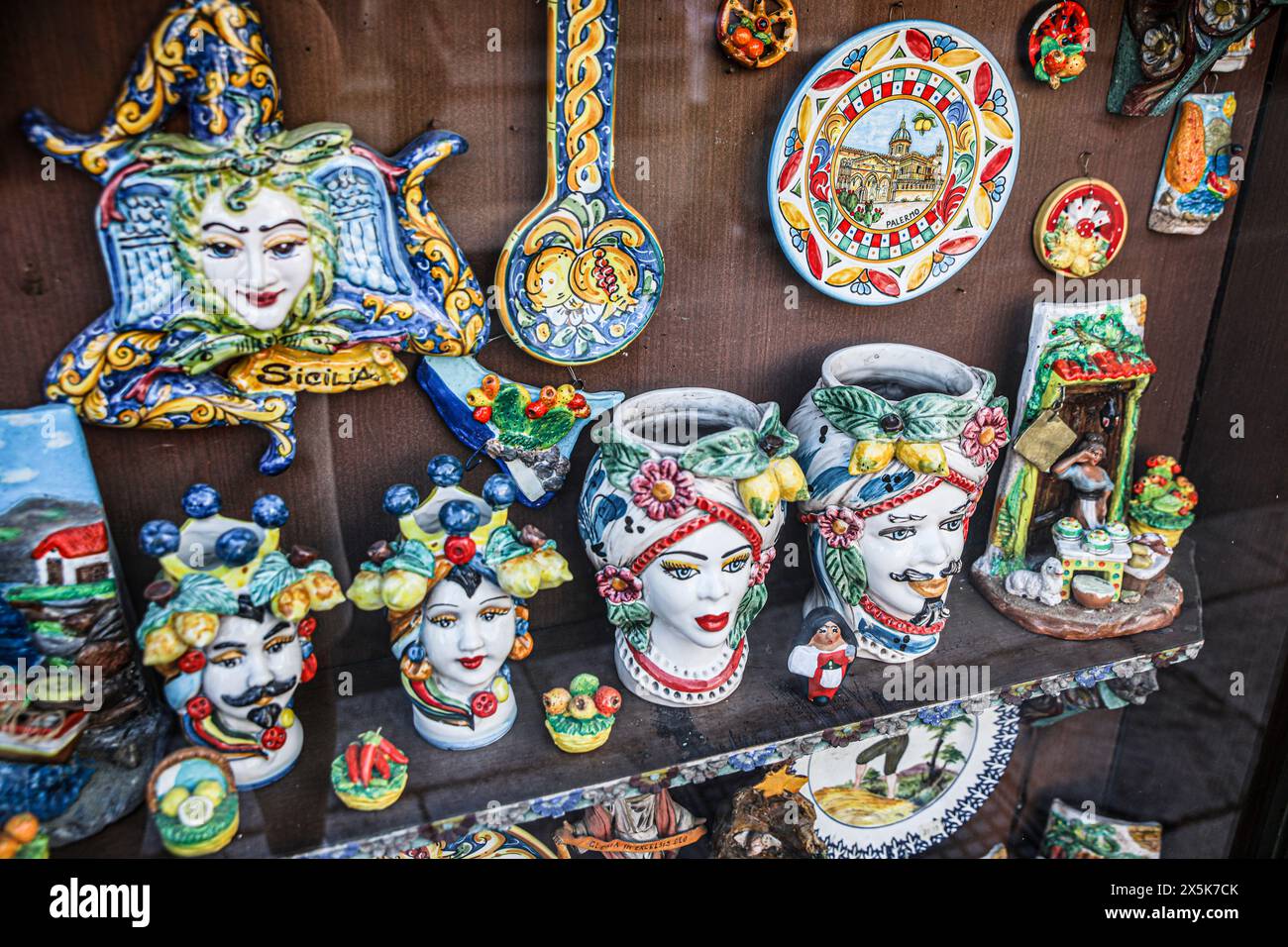 Palermo, Sicilia, Italia. Teste di Moro dipinte a mano e altre ceramiche e ceramiche italiane Foto Stock