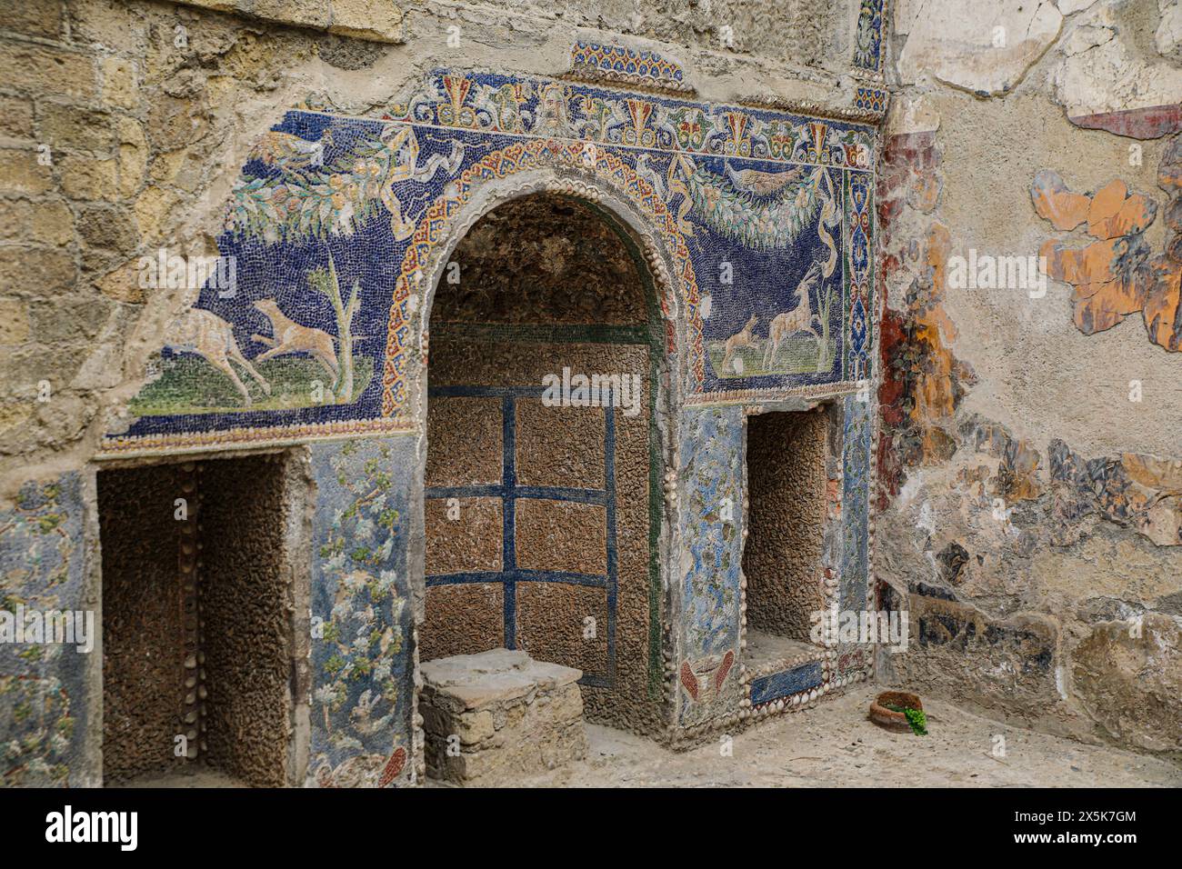 Ercolano, Campania, Napoli, Italia. Rovine di Ercolano con colorate piastrelle a mosaico di animali che inseguono. Solo per uso editoriale, Foto Stock