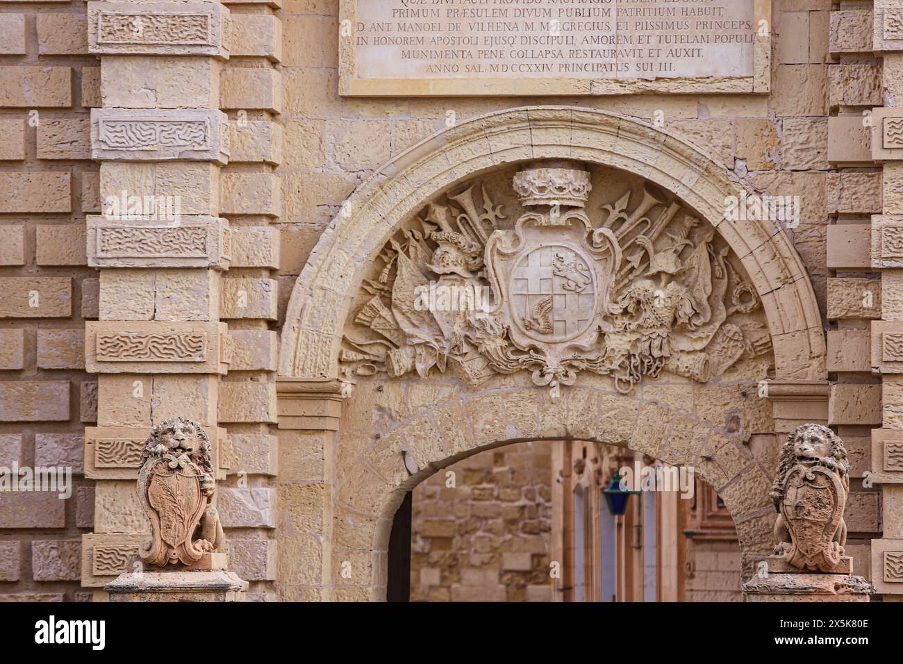 Mdina, Rabat, Malta. Porta ad arco della città vecchia con stemma e statue del Leone di Venezia. Foto Stock