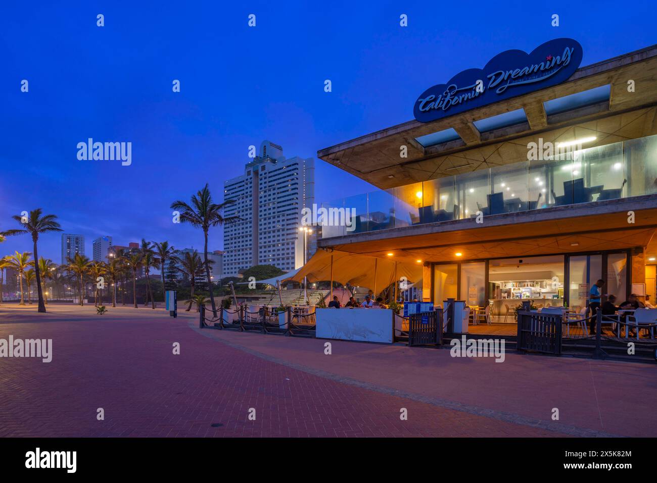 Vista del ristorante Promenade e degli hotel dal New Pier al crepuscolo, Durban, provincia di KwaZulu-Natal, Sudafrica, Africa Copyright: FrankxFell 844-33298 Foto Stock