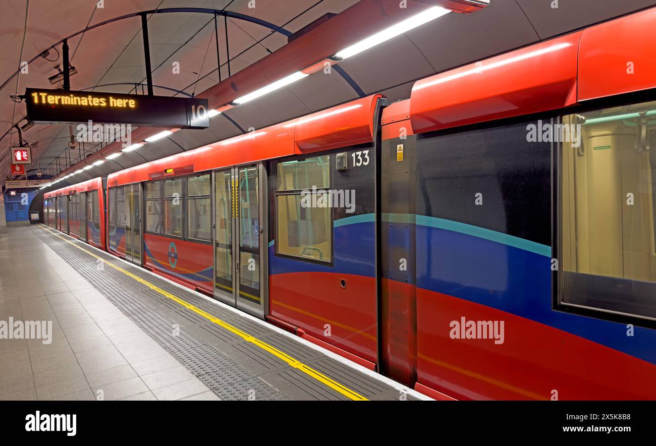 Termina qui cartello - 133 DLR treno leggero alla stazione della metropolitana Bank, centro di Londra, Inghilterra, EC3V 3LA Foto Stock