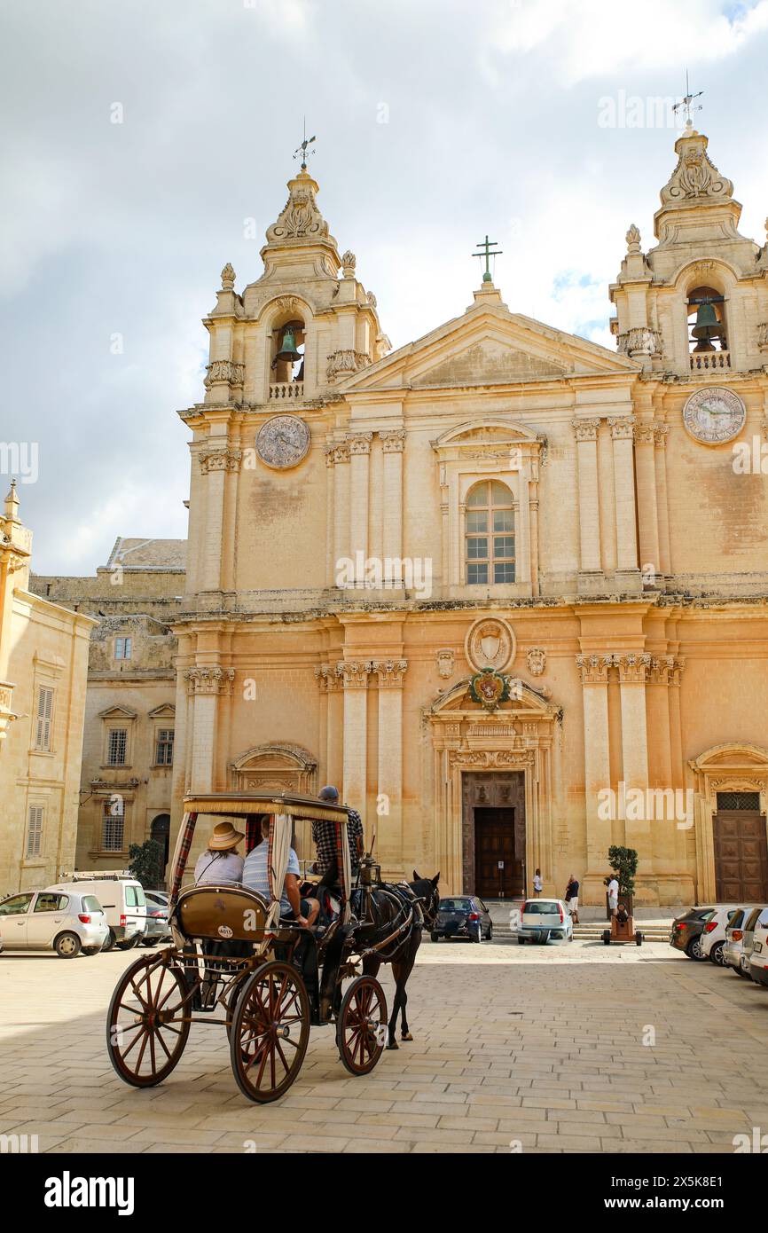 Mdina, Malta. Piazza della città vecchia con carrozza trainata da cavalli e buggy con turisti nella piazza della città vecchia. (Solo per uso editoriale) Foto Stock