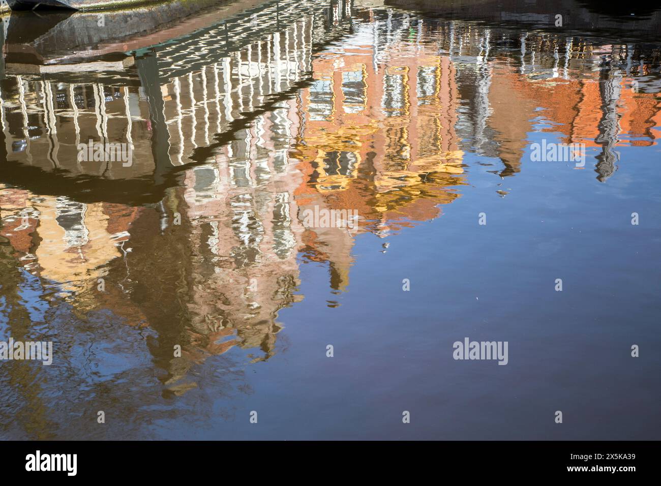 Riflessi colorati nel canale nella città di Alkmaar. Foto Stock