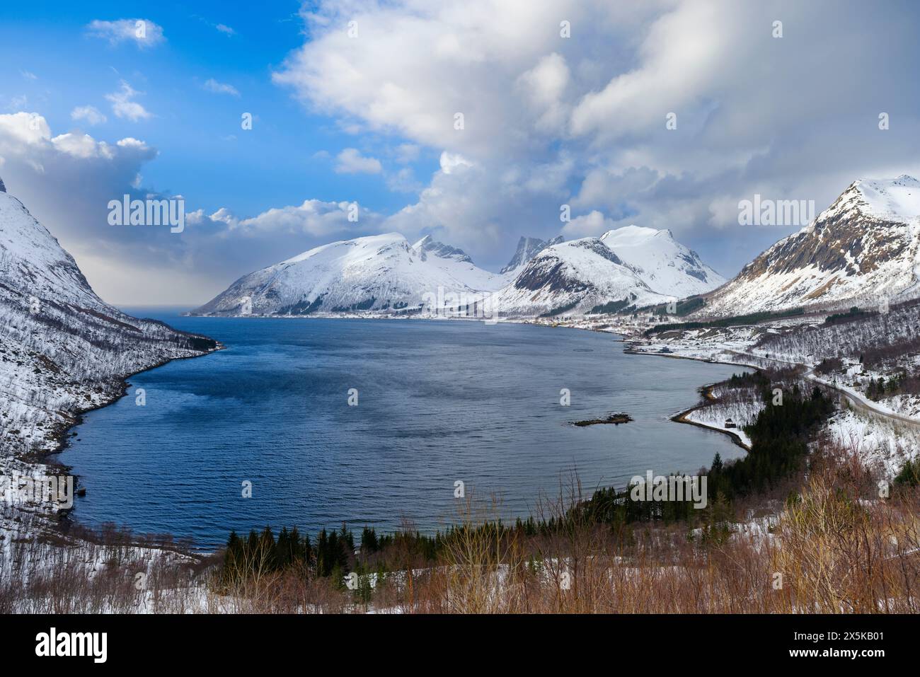 Vista su Bergsbotn, Bergsfjorden e Nordfjorden. L'isola di Senja durante l'inverno nel nord della Norvegia. Foto Stock