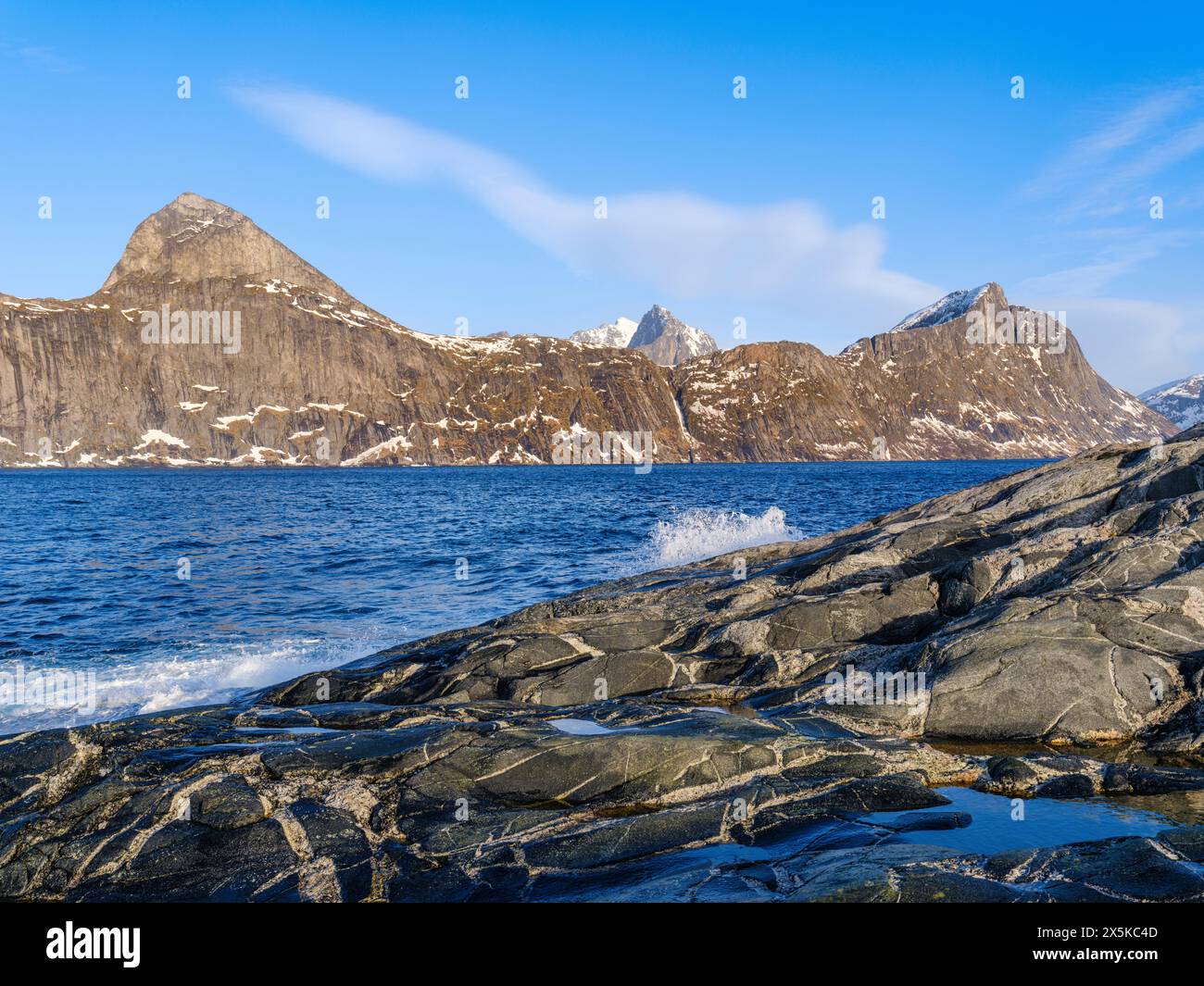 Paesaggio a Mefjorden. L'isola di Senja durante l'inverno nel nord della Norvegia. Foto Stock
