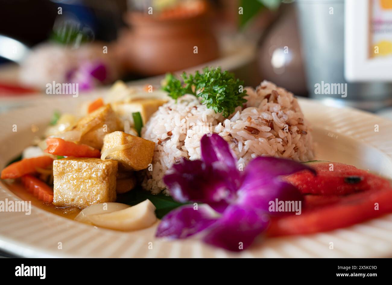 Curry tailandese con tofu, verdure e riso Foto Stock