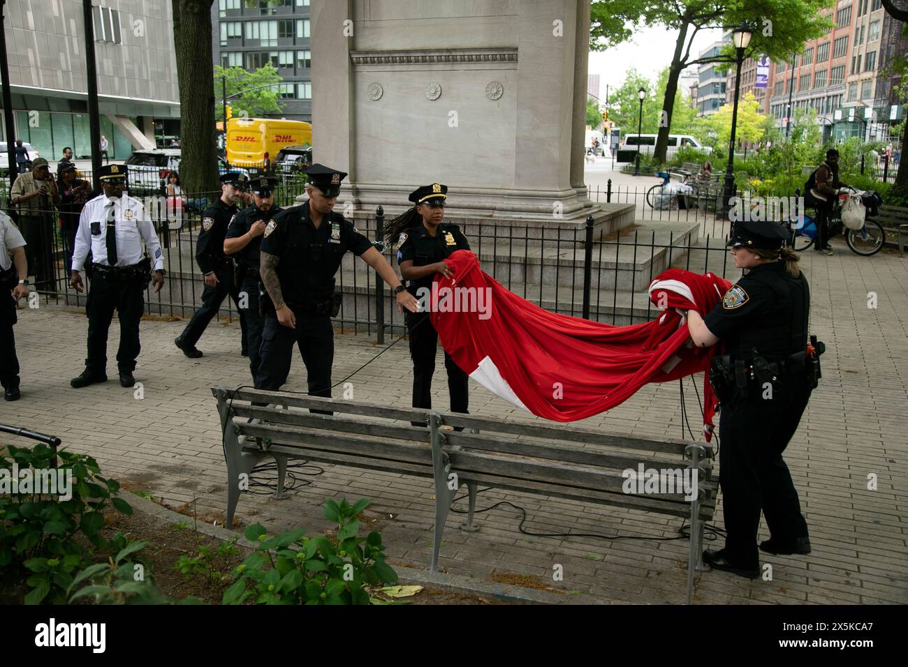 New York, Stati Uniti. 9 maggio 2024. Gli agenti di polizia di New York rimuovono uno striscione filo-palestinese durante una manifestazione di fronte alla Cooper Union, un college privato, a New York, negli Stati Uniti, il 9 maggio, 2024. PER ANDARE CON 'Facoltà di università privata di New York unisciti agli studenti in accampamento pro-Palestina' credito: Michael Nagle/Xinhua/Alamy Live News Foto Stock