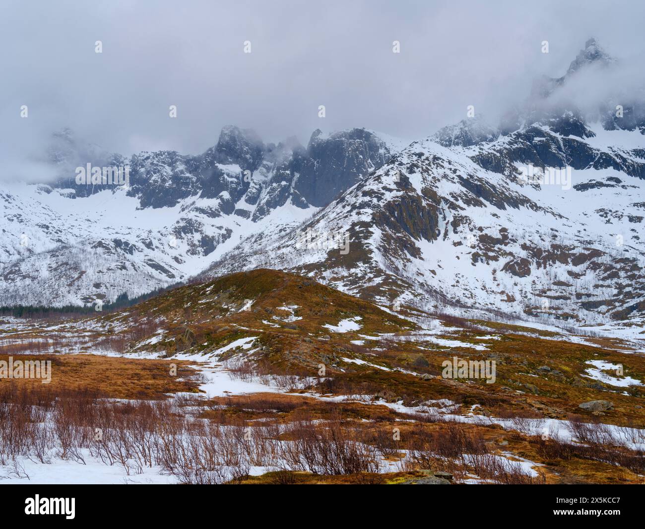 Paesaggio vicino a Mefjordvaer. L'isola di Senja durante l'inverno nel nord della Norvegia. Foto Stock