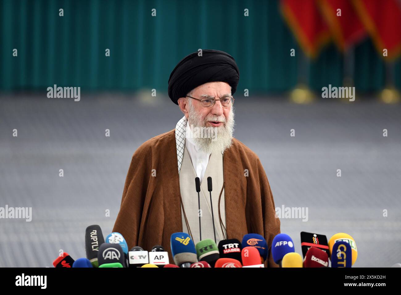 Teheran, Iran. 10 maggio 2024. Il leader supremo iraniano Ali Khamenei partecipa al secondo turno delle 12 elezioni parlamentari iraniane a Teheran, in Iran, il 10 maggio 2024. Crediti: Shadati/Xinhua/Alamy Live News Foto Stock