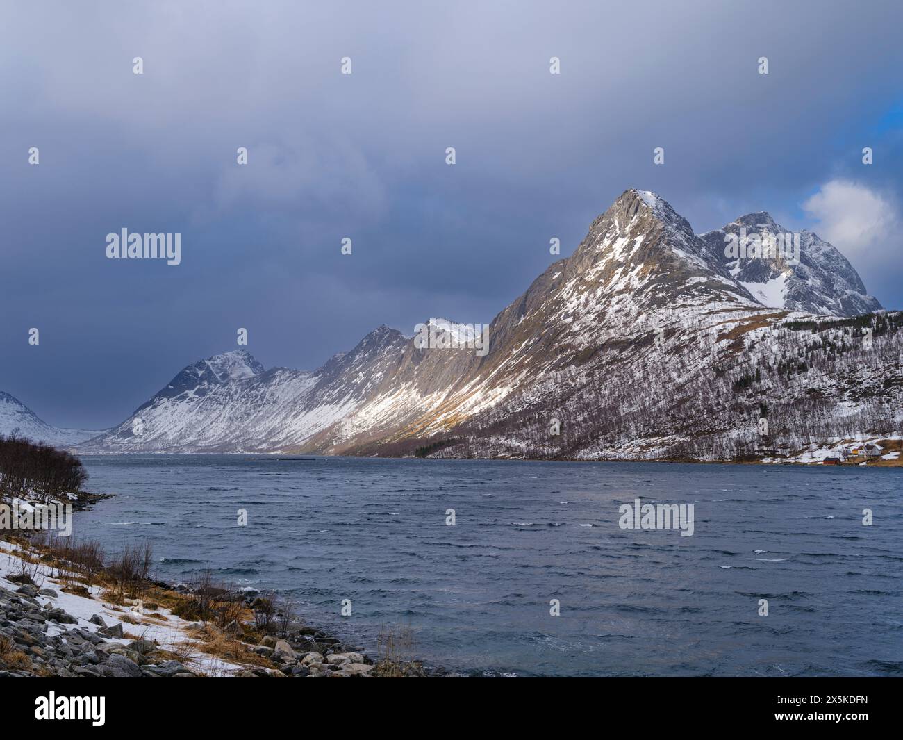 Paesaggio a Gryllefjorden. L'isola di Senja durante l'inverno nel nord della Norvegia. Foto Stock