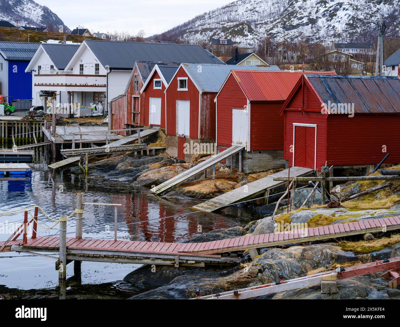 Capannoni per barche nel villaggio di Rodsand a Bunkefjorden. L'isola di Senja durante l'inverno nel nord della Norvegia. Foto Stock