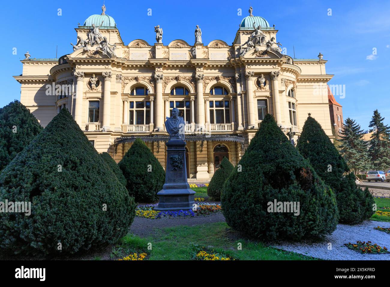 Polonia, Cracovia. Teatro Slowacki. Statua di Aleksander Fredro 1793-1876, poeta, drammaturgo e autore polacco. Foto Stock