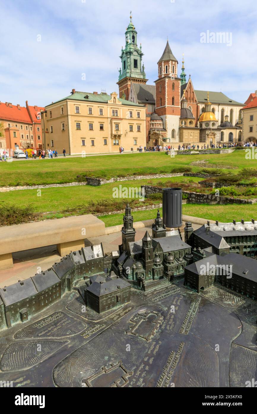 Polonia, Cracovia. Miniatura del Castello di Wawel. Strutture. cortile principale. Sito patrimonio dell'umanità dell'UNESCO. Foto Stock