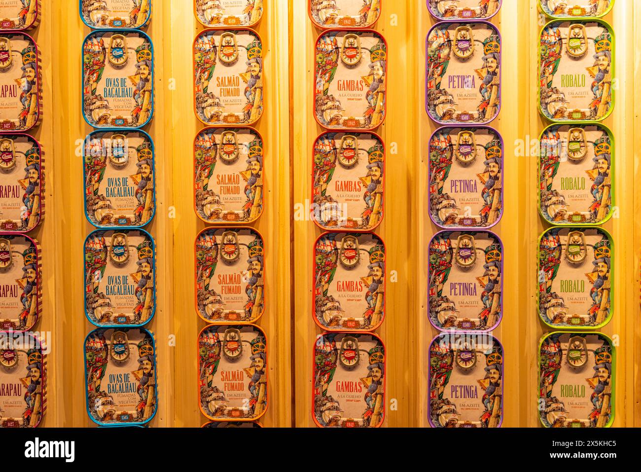Portogallo, Porto. Lattine di sardine in vendita a Porto. (Solo per uso editoriale) Foto Stock
