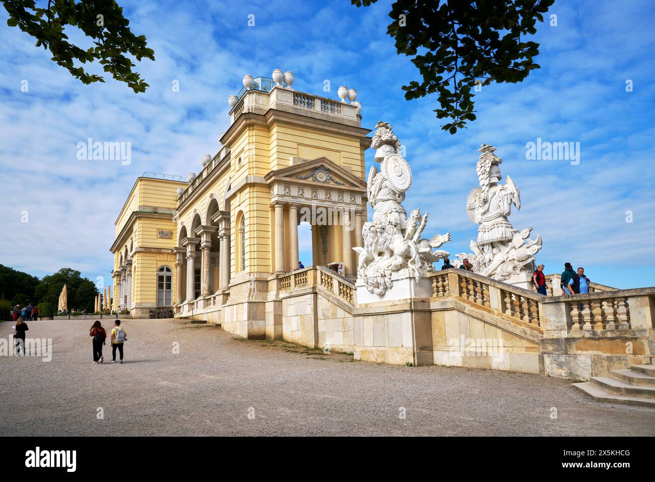 Vienna, Austria - 25 settembre 2023 The Historic Gloriette at Schonbrunn Palace Vienna Austria. La Gloriette con il barocco. Foto Stock