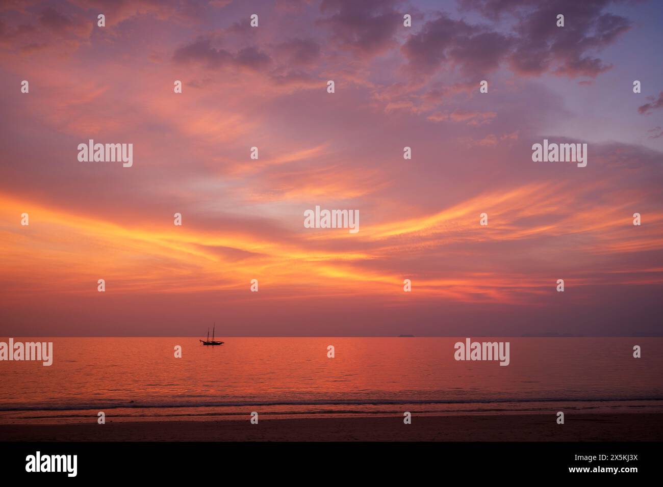 Splendido paesaggio di mare, spiaggia e cielo colorato durante il tramonto a Long Beach (Phra Ae Beach) a Koh Lanta, Thailandia. Foto Stock