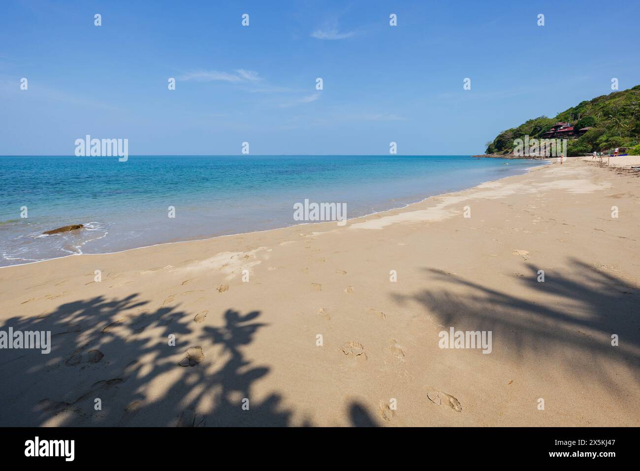 Idilliaca spiaggia di Nui a Koh Lanta, Thailandia, in una giornata di sole. Splendido paesaggio tropicale con spiaggia tranquilla, cielo blu e acque turchesi. Foto Stock