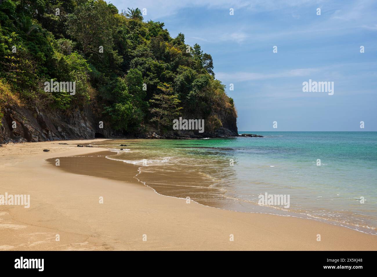 Idilliaca e piccola spiaggia di Nui Bay a Koh Lanta, Thailandia, in una giornata di sole. Splendido paesaggio tropicale con spiaggia tranquilla, cielo blu e acque turchesi. Foto Stock