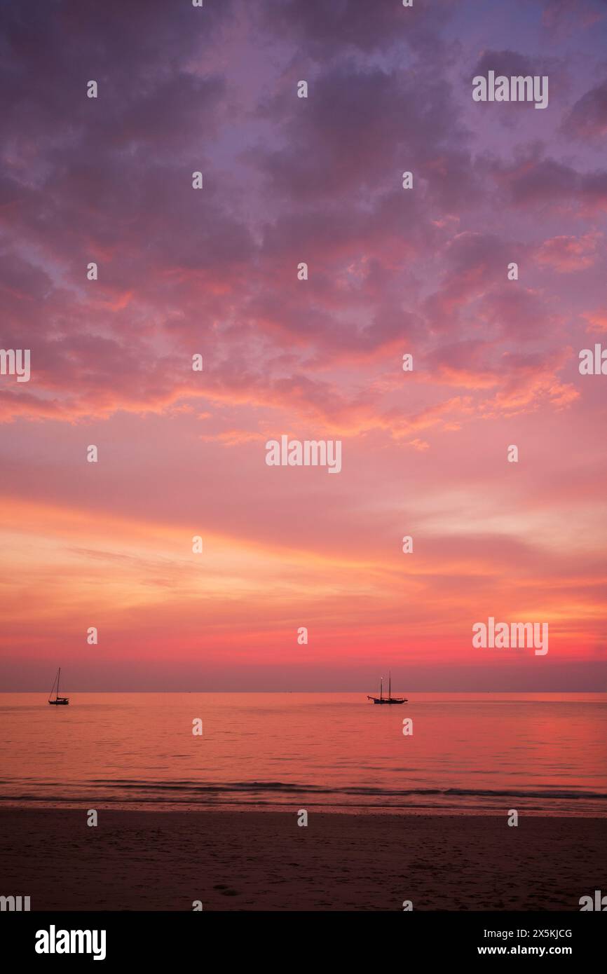 Splendido paesaggio di mare, spiaggia e cielo colorato durante il tramonto a Long Beach (Phra Ae Beach) a Koh Lanta, Thailandia. Foto Stock