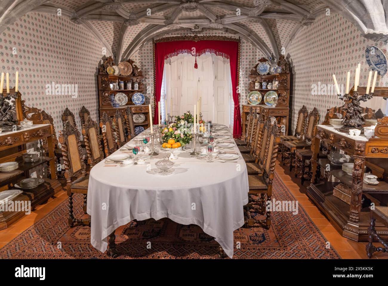 Portogallo, Sintra. Tavolo da pranzo nel Parco e nel Palazzo Nazionale di pena, patrimonio dell'umanità dell'UNESCO. (Solo per uso editoriale) Foto Stock