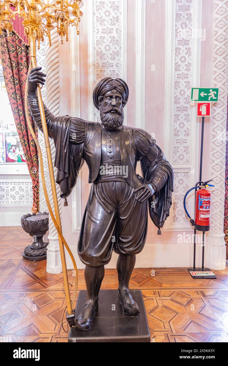 Portogallo, Sintra. Scultura di una brughiera nel parco e Palazzo Nazionale di pena, patrimonio dell'umanità dell'UNESCO. (Solo per uso editoriale) Foto Stock
