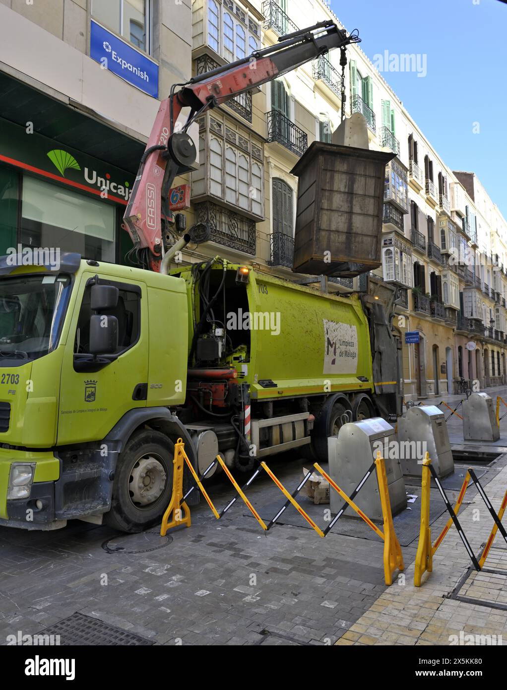 Raccolta dei rifiuti municipali dal cestino sotterraneo comune con cassone di sollevamento camion fuori terra per svuotare, Spagna Foto Stock