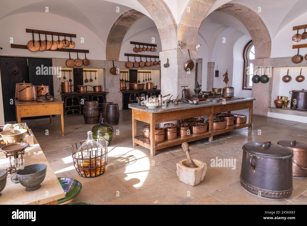 Portogallo, Sintra. Cucina nel Parco e Palazzo Nazionale di pena, patrimonio dell'umanità dell'UNESCO. (Solo per uso editoriale) Foto Stock