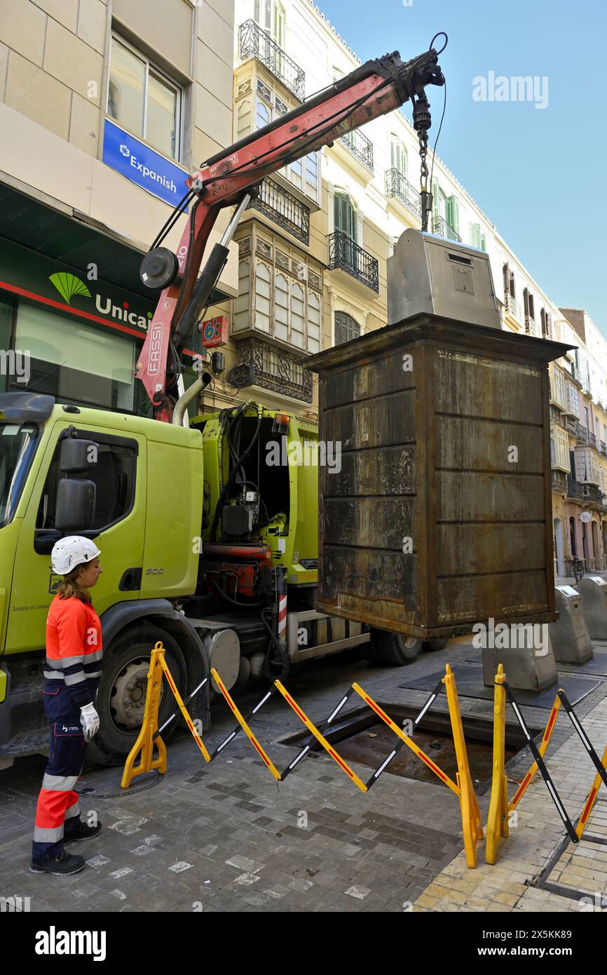 Raccolta dei rifiuti municipali dal cestino sotterraneo comune con cassone di sollevamento camion fuori terra per svuotare, Spagna Foto Stock