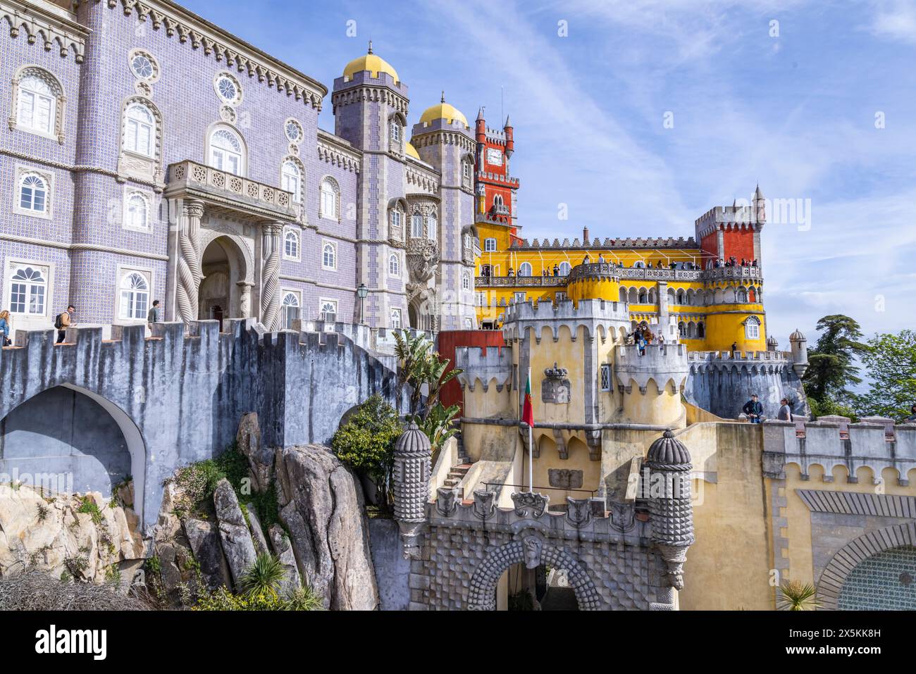 Portogallo, Sintra. Il parco ornato e il Palazzo Nazionale di pena, un sito patrimonio dell'umanità dell'UNESCO. Foto Stock