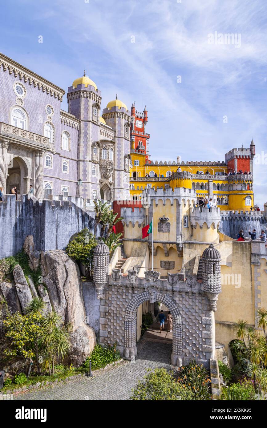 Portogallo, Sintra. Il parco ornato e il Palazzo Nazionale di pena, un sito patrimonio dell'umanità dell'UNESCO. Foto Stock