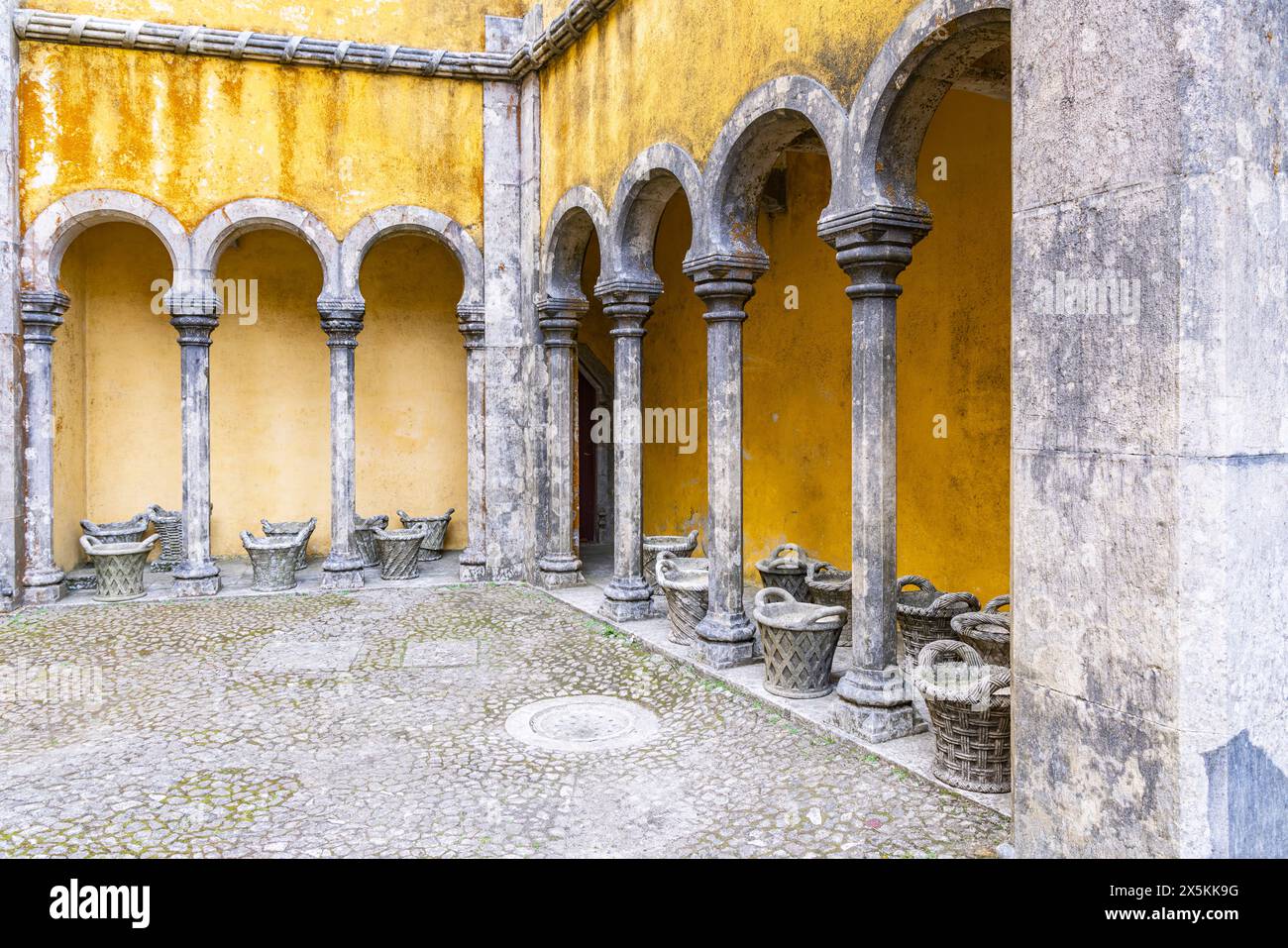 Portogallo, Sintra. Il parco ornato e il Palazzo Nazionale di pena, un sito patrimonio dell'umanità dell'UNESCO. Foto Stock