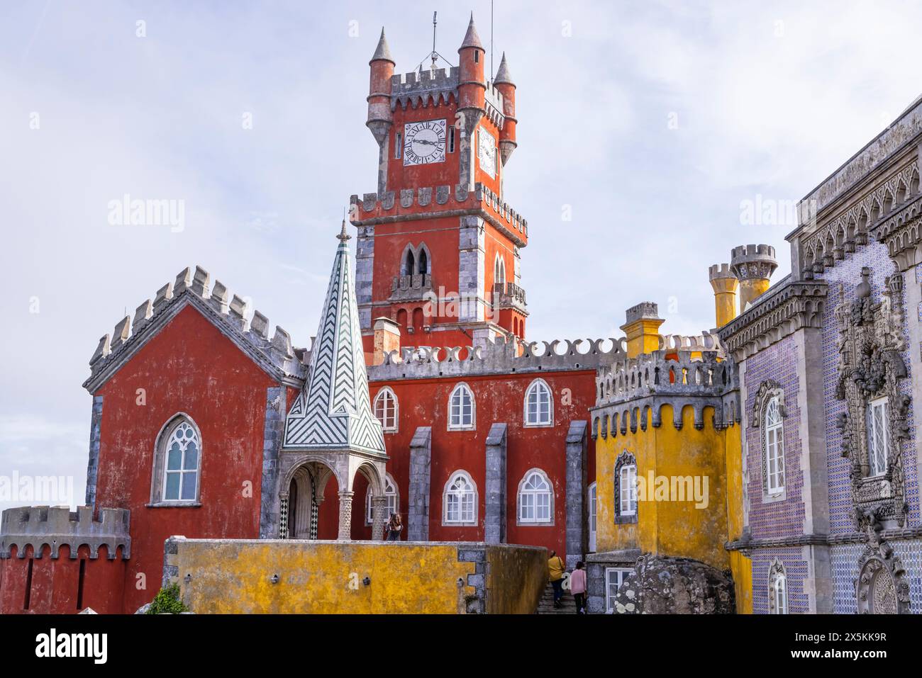 Portogallo, Sintra. Il parco ornato e il Palazzo Nazionale di pena, un sito patrimonio dell'umanità dell'UNESCO. Foto Stock