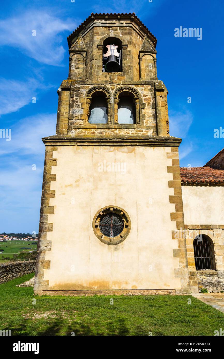 Chiesa di Santa María, antico edificio romanico fondato nel XII secolo a una deviazione dalla strada per Ajo. Bareyo, Cantabria, Spagna. Foto Stock