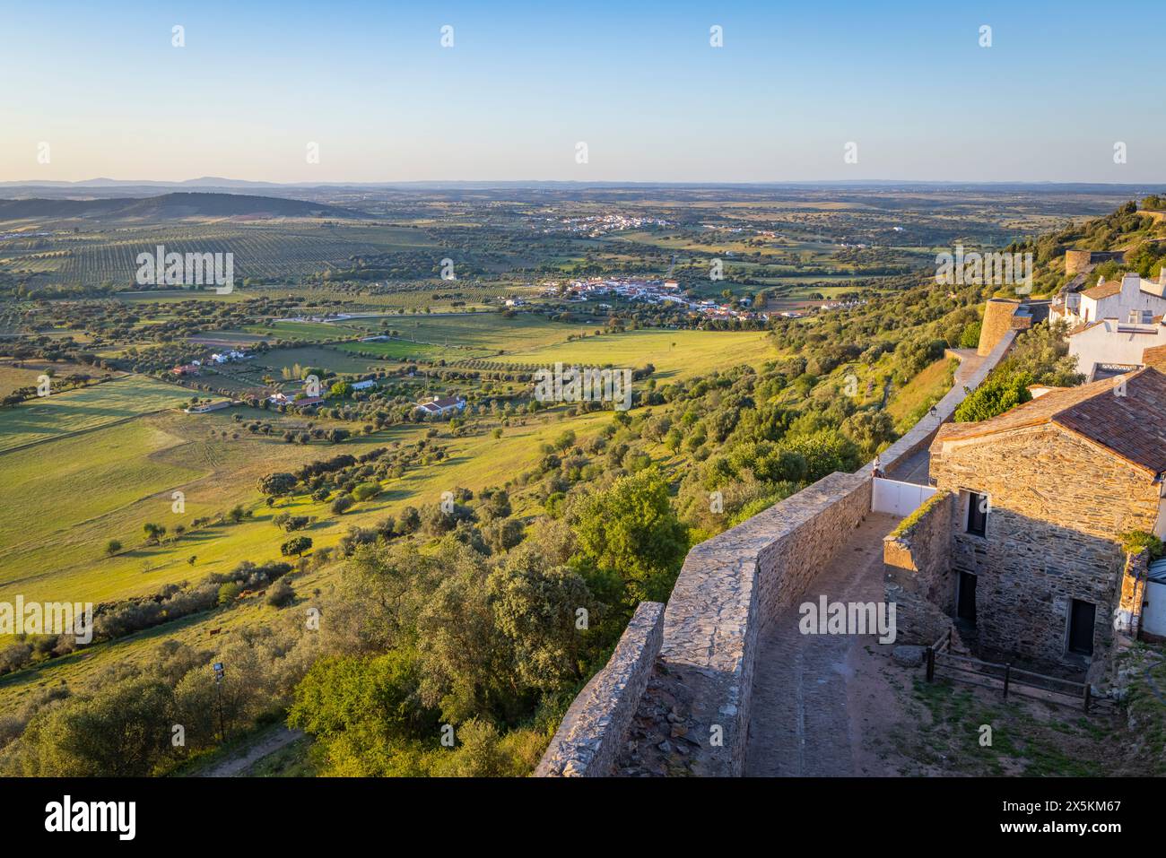 Portogallo, Monsaraz. Vista rurale dalle mura del borgo medievale fortificato. Foto Stock