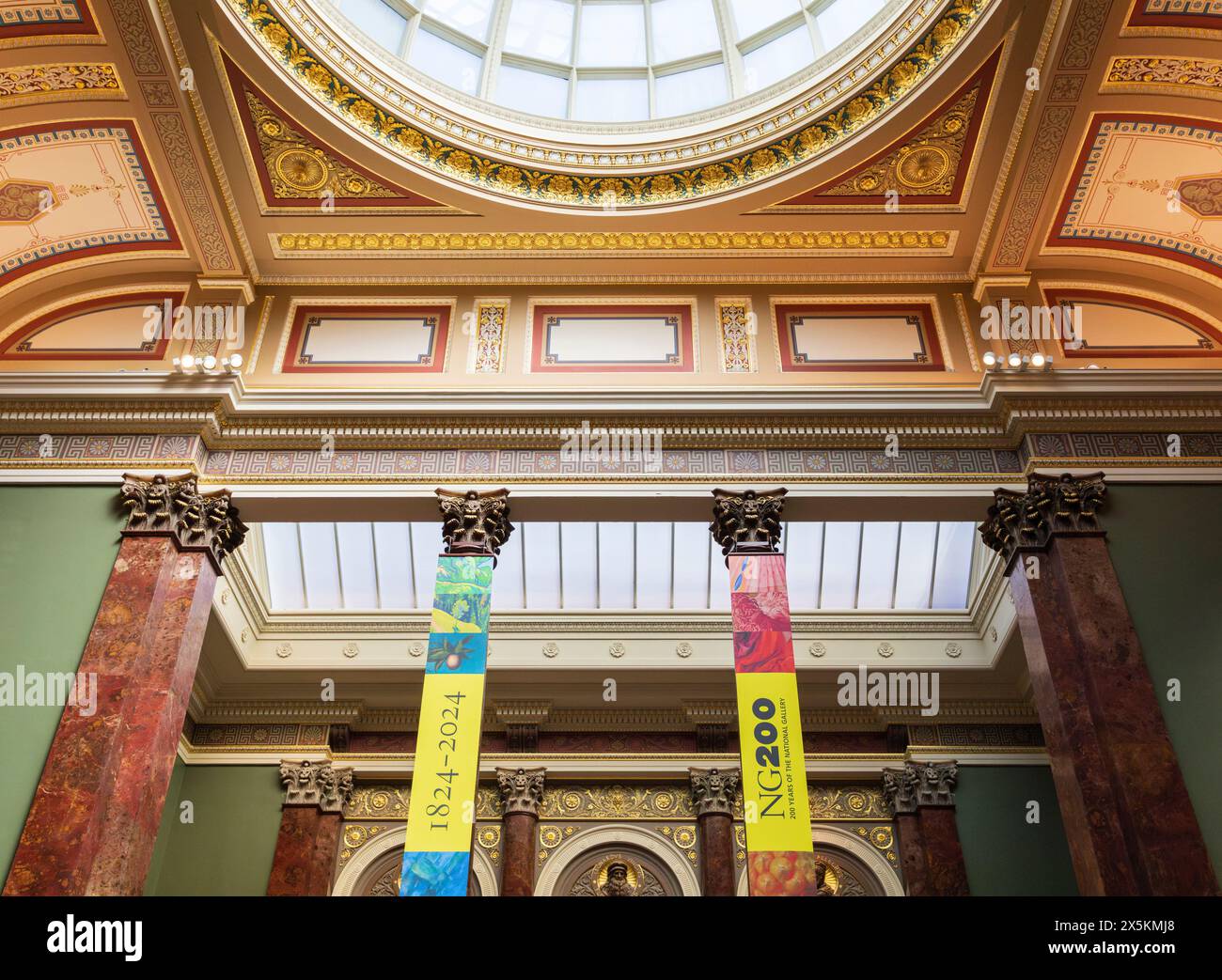 National Gallery, Trafalgar Square, Londra, Regno Unito. 10 maggio 2024. La Galleria Nazionale sta preparando le celebrazioni per il suo 200° compleanno. Un "Big Birthday Light Show" sarà proiettato sulla parte anteriore del loro edificio dalle 21:00 alle 23:00 di venerdì e sabato (10 e 11 maggio). Crediti: Stuart Robertson/Alamy Live News. Foto Stock