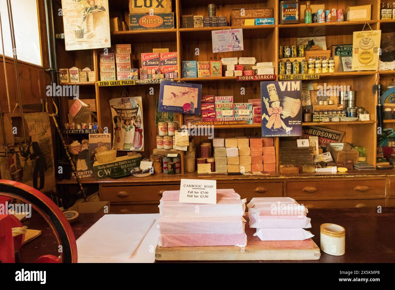 Inghilterra, Contea di Durham, Stanley. Museo Beamish. Ripiani pieni di merci. (Solo per uso editoriale) Foto Stock