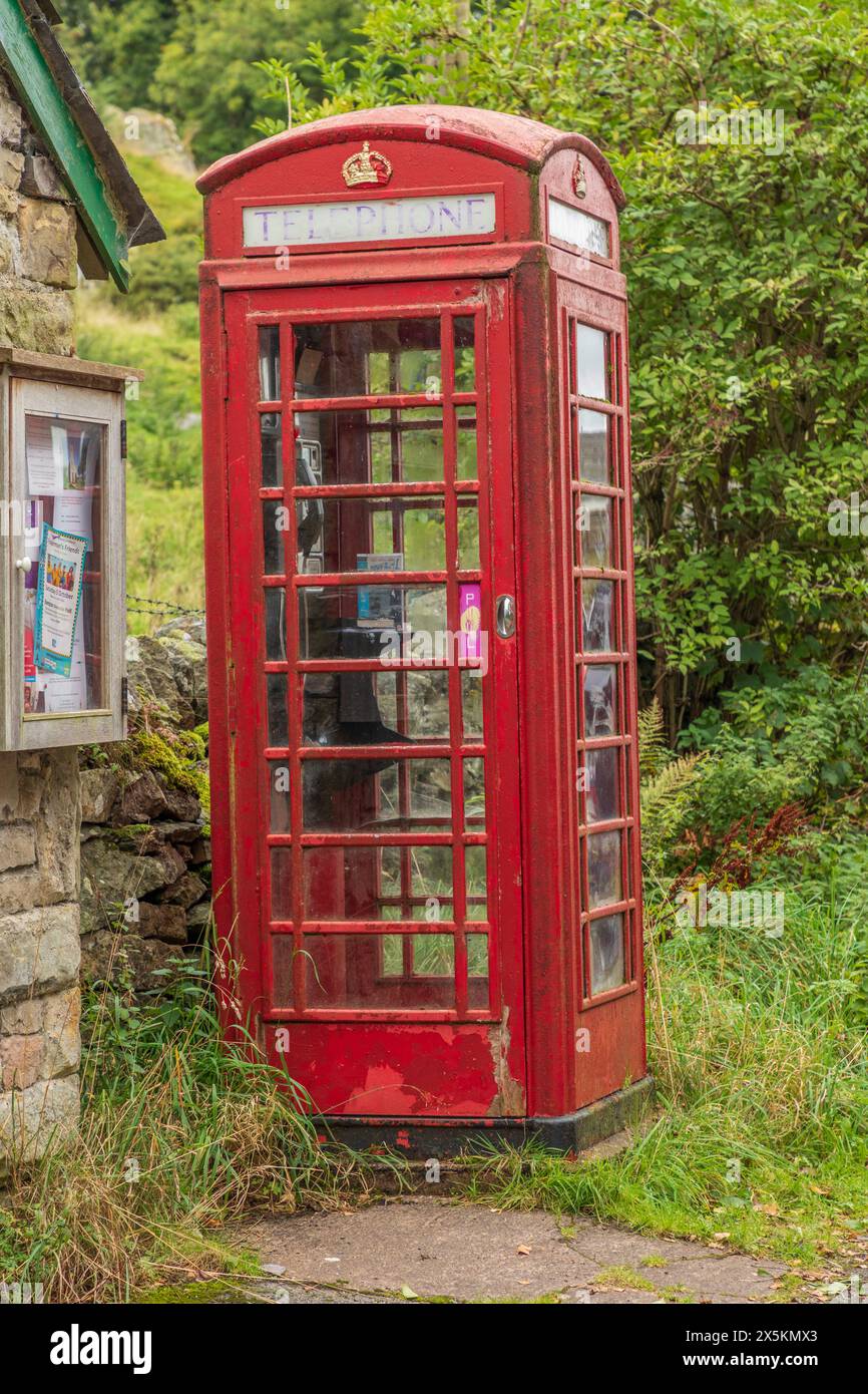 Inghilterra, Cumbria, Bampton. Cabina telefonica rossa a gettoni. (Solo per uso editoriale) Foto Stock