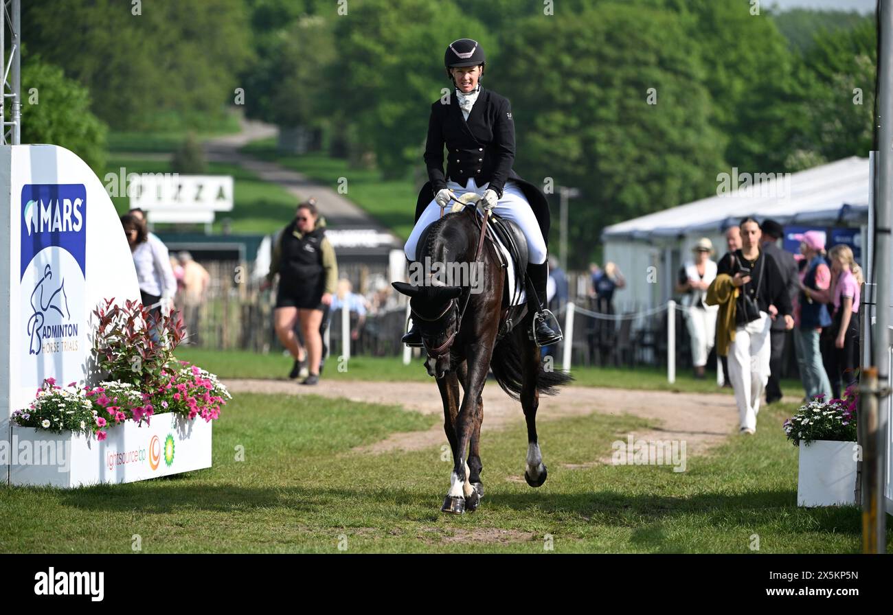 Badminton Estate, Gloucestershire, Regno Unito. 10 maggio 2024. 2024 MARS Badminton Horse Trials 3° giorno; Janelle Price (NZL) in sella a GRAPPANERA entra nel dressage ring Credit: Action Plus Sports/Alamy Live News Foto Stock