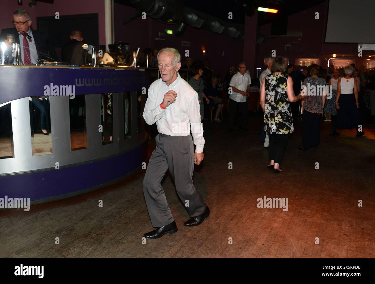 Un solo uomo balla da solo alla Old Mods e ai fan della musica Northern Soul degli anni '1960 Friends Reunion dance party discoteca Britain, UK. Foto Stock