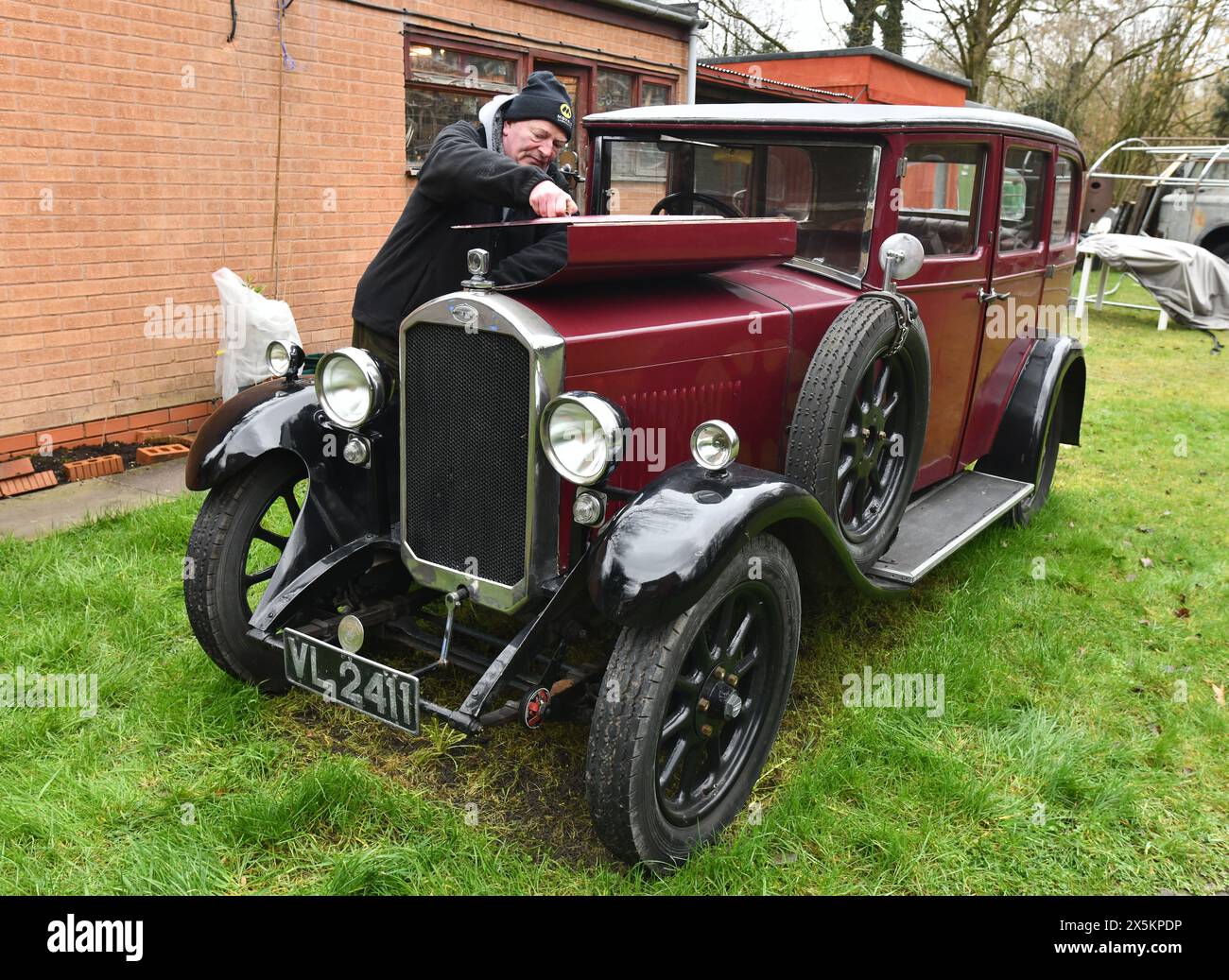 Phil Wilson con il suo Humber 9-28 Saloon del 355 (1930) Foto Stock