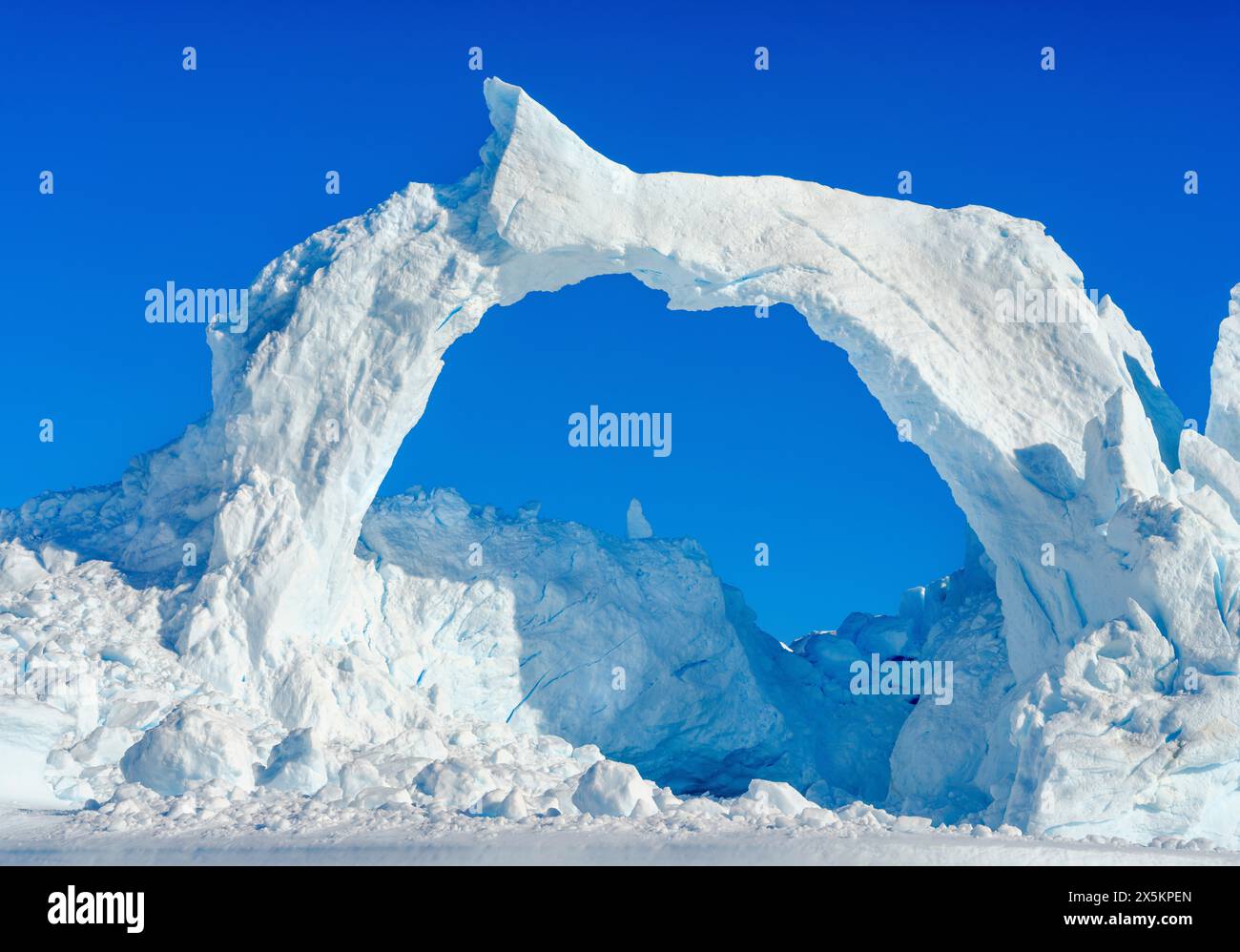 Iceberg nel fiordo. Paesaggio nel fiordo di Johan Petersen, un ramo del Sermilik Icefjord, regione di Ammassalik, Groenlandia, territorio danese. Foto Stock