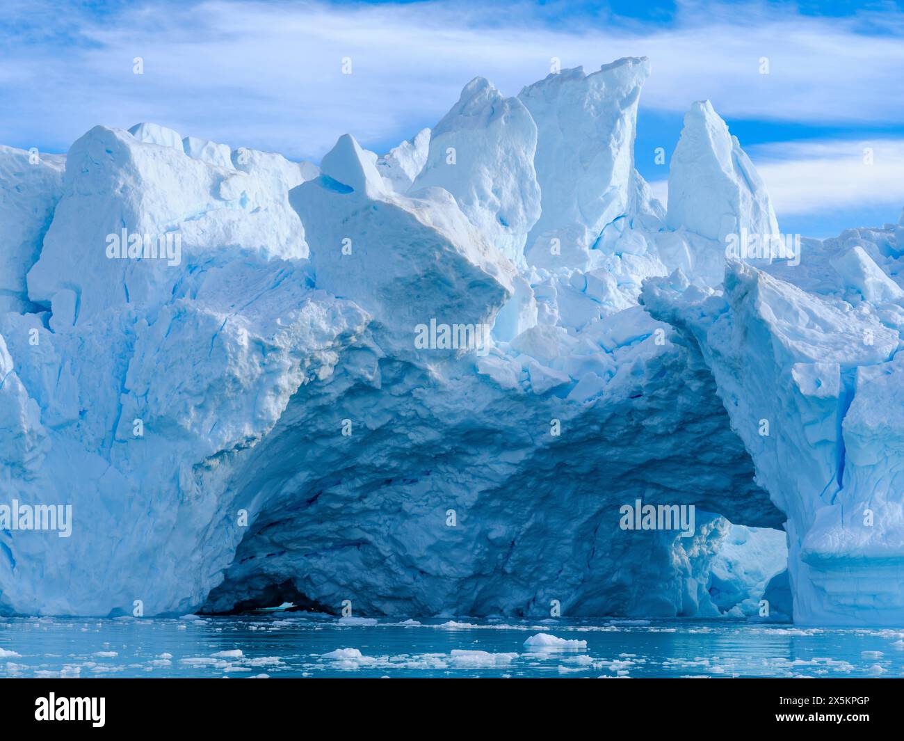 Iceberg nel fiordo. Paesaggio nel fiordo di Johan Petersen, un ramo del Sermilik Icefjord, regione di Ammassalik, Groenlandia, territorio danese. Foto Stock