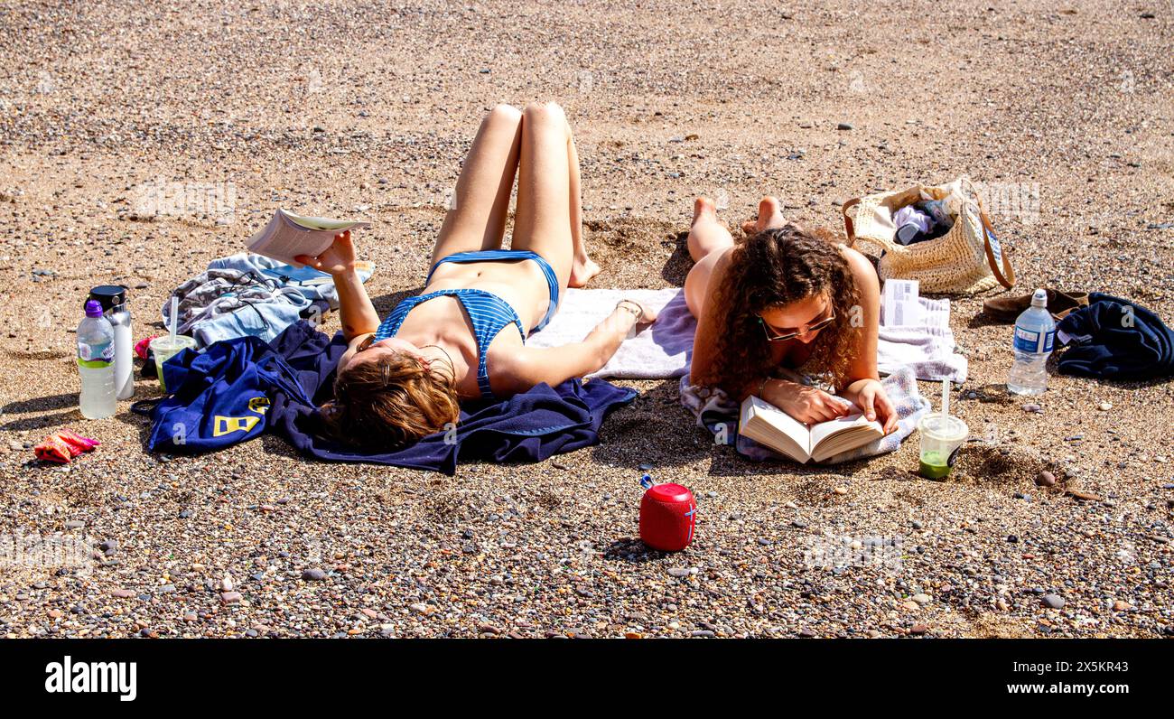 St Andrews, Fife, Scozia, Regno Unito. 10 maggio 2024. Meteo nel Regno Unito: St Andrews sperimenta una mini onda di calore a molla con temperature che raggiungono i 25°C.. La gente del posto e i turisti trascorrono la giornata a Castle Beach godendosi il caldo sole di maggio. Crediti: Dundee Photographics/Alamy Live News Foto Stock
