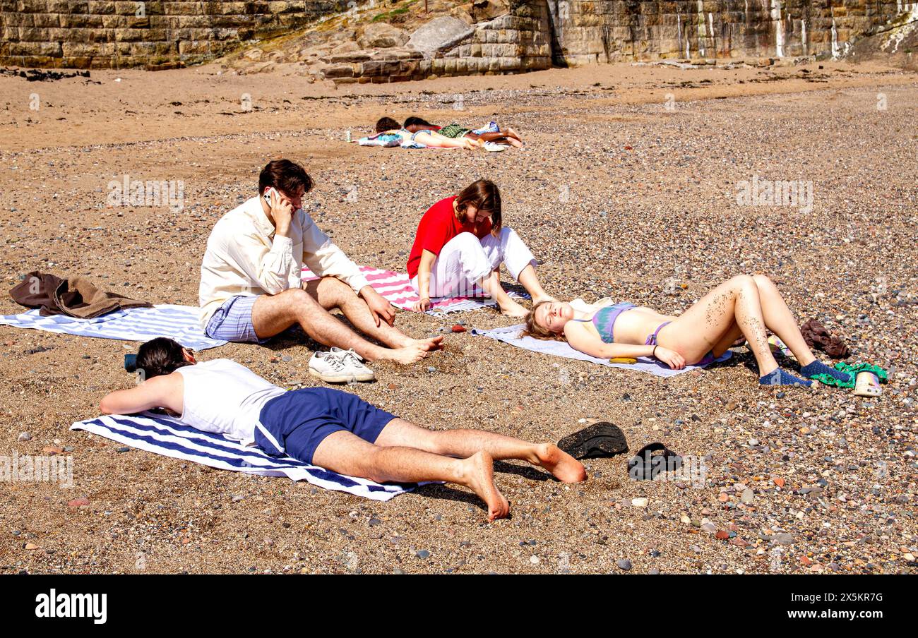 St Andrews, Fife, Scozia, Regno Unito. 10 maggio 2024. Meteo nel Regno Unito: St Andrews sperimenta una mini onda di calore a molla con temperature che raggiungono i 25°C.. La gente del posto e i turisti trascorrono la giornata a Castle Beach godendosi il caldo sole di maggio. Crediti: Dundee Photographics/Alamy Live News Foto Stock