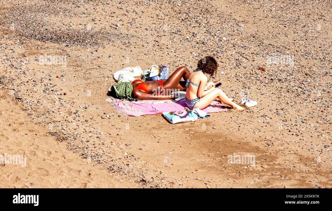St Andrews, Fife, Scozia, Regno Unito. 10 maggio 2024. Meteo nel Regno Unito: St Andrews sperimenta una mini onda di calore a molla con temperature che raggiungono i 25°C.. La gente del posto e i turisti trascorrono la giornata a Castle Beach godendosi il caldo sole di maggio. Crediti: Dundee Photographics/Alamy Live News Foto Stock
