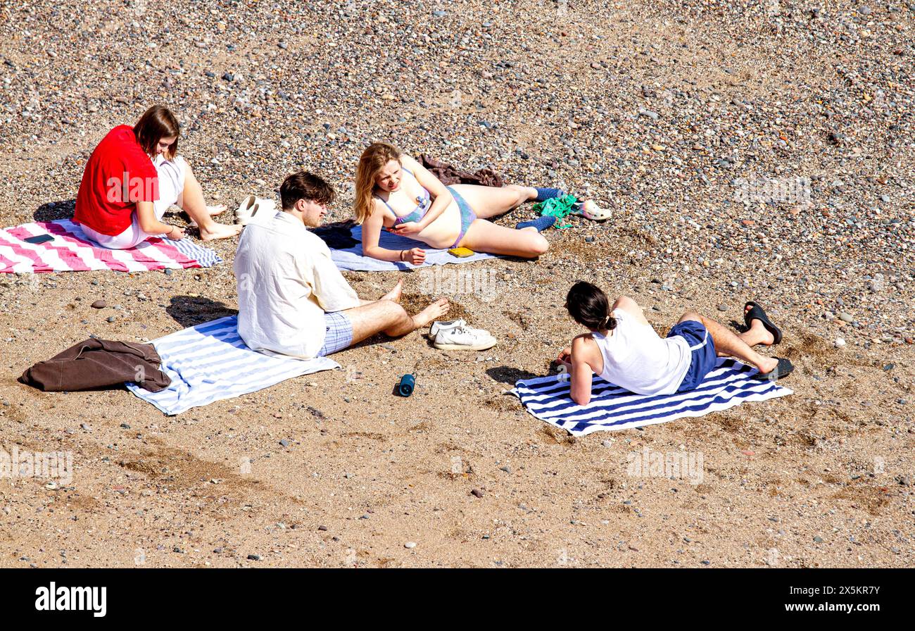 St Andrews, Fife, Scozia, Regno Unito. 10 maggio 2024. Meteo nel Regno Unito: St Andrews sperimenta una mini onda di calore a molla con temperature che raggiungono i 25°C.. La gente del posto e i turisti trascorrono la giornata a Castle Beach godendosi il caldo sole di maggio. Crediti: Dundee Photographics/Alamy Live News Foto Stock