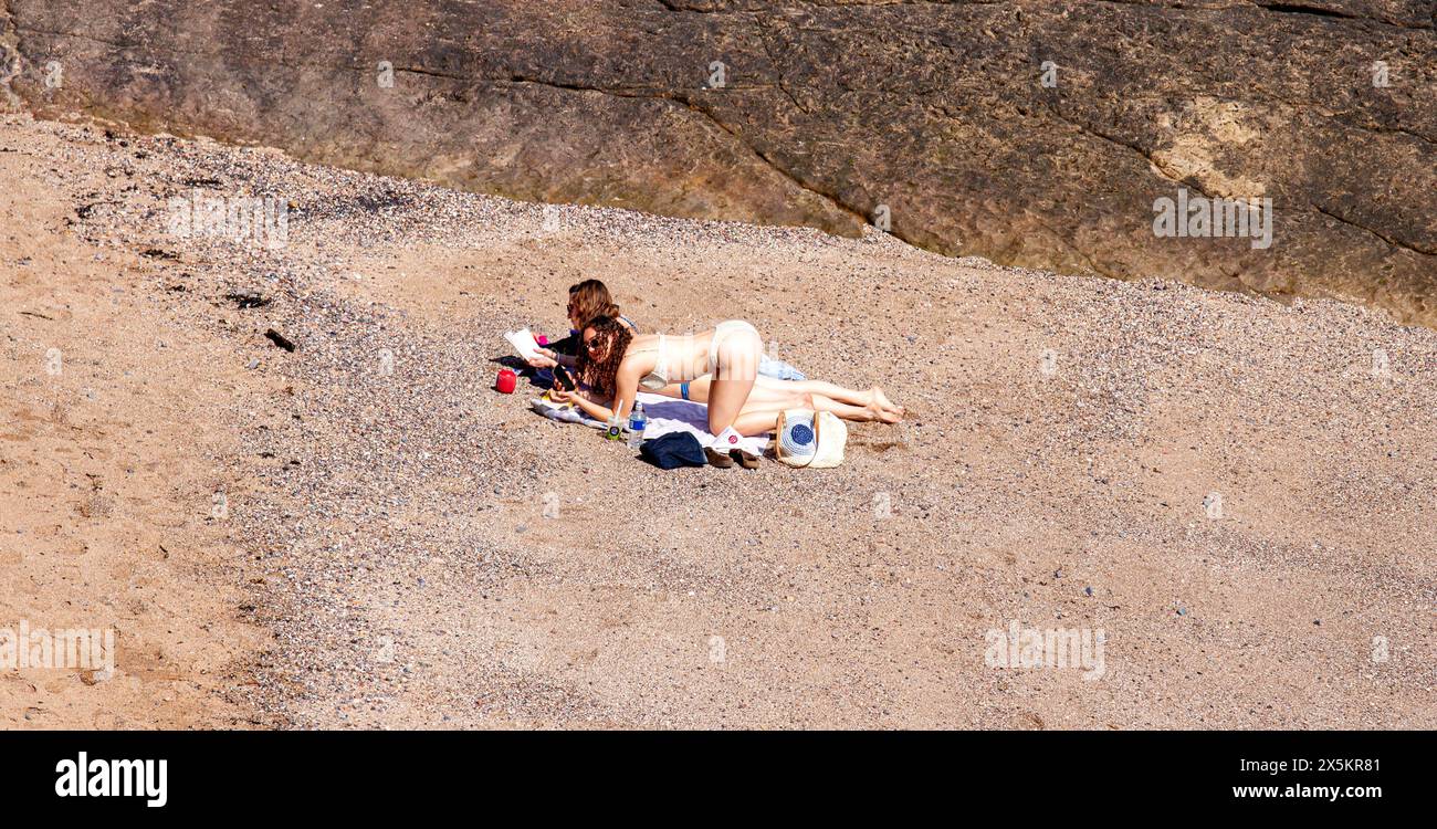 St Andrews, Fife, Scozia, Regno Unito. 10 maggio 2024. Meteo nel Regno Unito: St Andrews sperimenta una mini onda di calore a molla con temperature che raggiungono i 25°C.. La gente del posto e i turisti trascorrono la giornata a Castle Beach godendosi il caldo sole di maggio. Crediti: Dundee Photographics/Alamy Live News Foto Stock