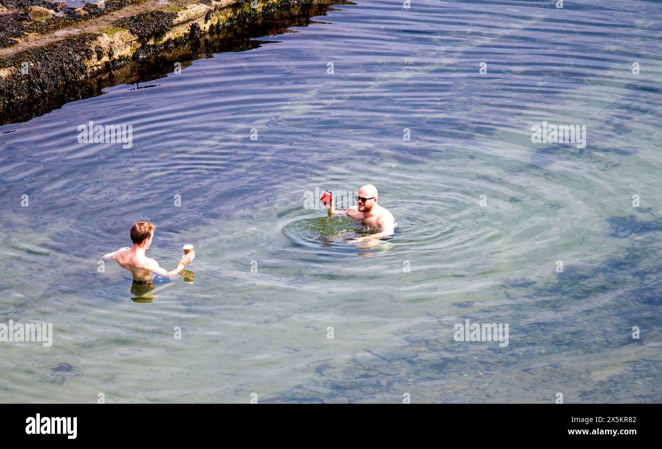 St Andrews, Fife, Scozia, Regno Unito. 10 maggio 2024. Meteo nel Regno Unito: St Andrews sperimenta una mini onda di calore a molla con temperature che raggiungono i 25°C.. La gente del posto e i turisti trascorrono la giornata a Castle Beach godendosi il caldo sole di maggio. Crediti: Dundee Photographics/Alamy Live News Foto Stock